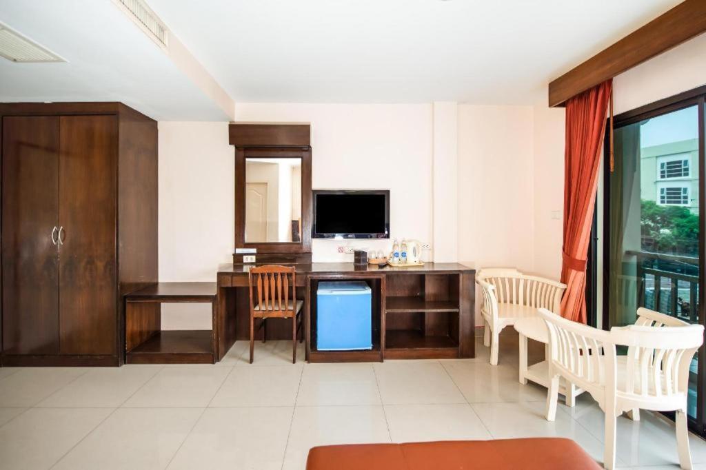 Hotel Oyo 343 Wanna Marine Patong Exterior foto