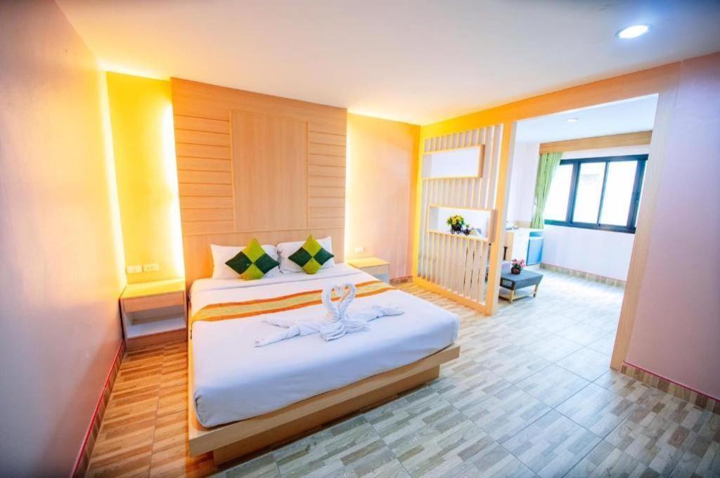 Hotel Oyo 343 Wanna Marine Patong Exterior foto